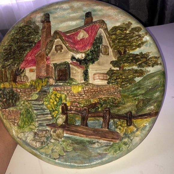 Vintage Chalkware decorative plate,  an eye catching piece of decor to hang - Picture 5 of 6